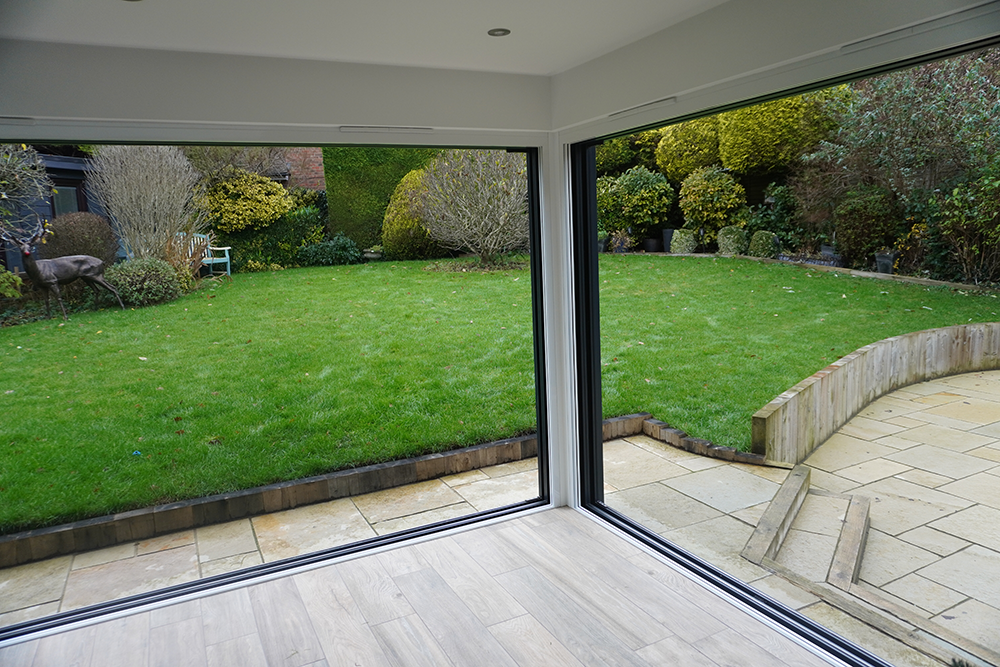 4700 Triple Track System Anthracite Grey and White